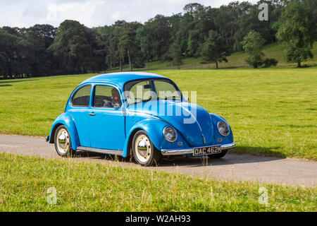 VW Volkswagen 1300 Beetle aus den 70er Jahren bei der Classic Car Rally - Mark Woodwards Oldtimer-Show im Hochsommer reist nach Carnforth, um auf der diesjährigen Leighton Hall Show mehr Klassiker, historics, Oldtimer-Motoren und Sammlerstücke zu präsentieren. 1973 Eine Gelegenheit, mehr als 500 Oldtimer auf einer der umfangreichsten und vielfältigsten Shows des Sommer-Oldtimer-Events zu sehen. Stockfoto