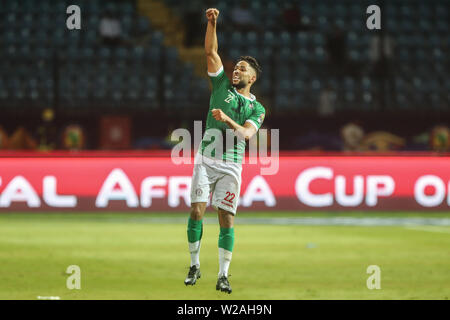 Alexandria, Ägypten. 07 Juli, 2019. Der madagassischen Jerome Mombris feiert nach seinem Sieg 2019 Afrika Cup der Nationen Umlauf von 16 Fußballspiel zwischen Madagaskar und der DR Kongo an der Alexandria Stadium. Credit: Omar Zoheiry/dpa/Alamy leben Nachrichten Stockfoto