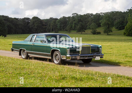 1977 70s grüne Lincoln American Cars aus den 70er Jahren bei der Classic Car Rally am Sonntag, den 7. Juli 2019. Mark Woodwards Mittelsommer-Oldtimer- und -Fahrradshow reist nach Carnforth, um mehr Klassiker, geschichte, Oldtimer-Motoren und Sammlerstücke auf der diesjährigen Leighton Hall Show zu präsentieren, eine Gelegenheit, mehr als 500 Oldtimer auf einer der umfassendsten und vielfältigsten Shows im Sommer des Oldtimer-Events zu sehen. Stockfoto