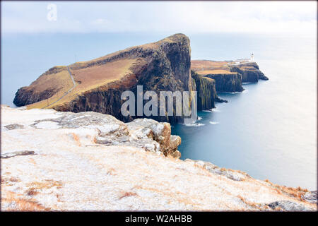 Isle of Skye Winterlandschaft - Neist Point Lighthouse und Sturm über den Ozean Stockfoto