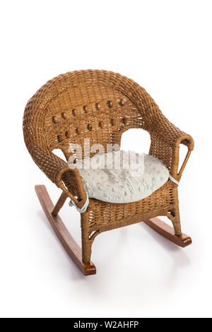 Rustikale Wicker rockigen Kind Stuhl mit Sitzkissen isoliert auf Weiss. Stockfoto