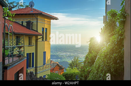 Alte Häuser in Brunate Stadt auf den Sonnenuntergang. Stockfoto