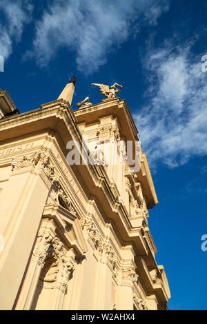 Chiesa di Sant'Andrea Apostolo. Kirche in Brunate Stadt. Stockfoto