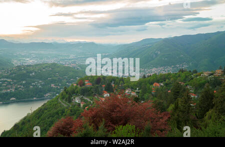 Schöne Aussicht auf den Sonnenuntergang auf der Brunate Berg in Italien. Stockfoto