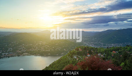 Schöne Aussicht auf den Sonnenuntergang auf der Brunate Berg in Italien. Stockfoto