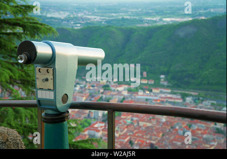 Wunderschöne Aussicht auf Como Stadt von Brunate Berg in Italien. Stockfoto