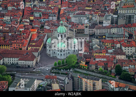 Wunderschöne Aussicht auf Como Stadt von Brunate Berg in Italien. Stockfoto