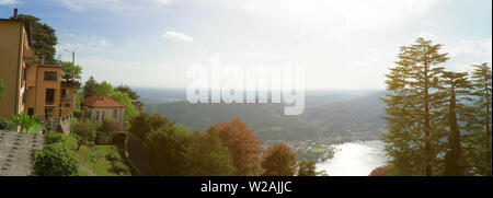 Schöne Aussicht auf den Sonnenuntergang auf der Brunate Berg in Italien. Stockfoto