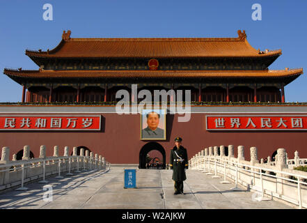 Guard stand auf dem Platz des Himmlischen Friedens vor dem Tor des Himmlischen Friedens mit einem Portrait von Mao Zedong (Mao). Platz des Himmlischen Friedens, Peking. Stockfoto