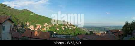 Schöne Aussicht auf den Sonnenuntergang auf der Brunate Berg in Italien. Stockfoto