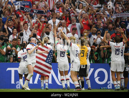 Lyon, Frankreich. 07 Juli, 2019. Décines-Charpieu: Fußball, Frauen: WM, USA - Niederlande, final, Stade de Lyon: Der US-Spieler, einschließlich Rose Lavelle (2. von links), ihren Sieg feiern mit den Fans und tragen T-Shirts mit der Aufschrift 'Champions 19'. Quelle: dpa Picture alliance/Alamy leben Nachrichten Stockfoto