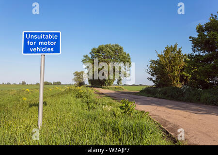 "Ungeeignet für Kraftfahrzeuge" Schild, in der Nähe von Aldreth, Cambridgeshire, England, Großbritannien Stockfoto