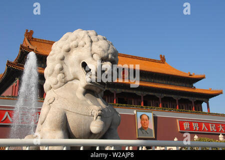 Tor des Himmlischen Friedens auf dem Platz des Himmlischen Friedens, Peking, China. Platz des Himmlischen Friedens ist ein Wahrzeichen in Peking. Tiananmen führt zu der Verbotenen Stadt. Stockfoto