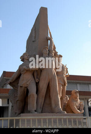 Revolutionäre Denkmal vor dem Mausoleum von Mao Zedong (Mao) auf dem Platz des Himmlischen Friedens, Peking. Tiananmen Platz, Mausoleum von Mao in Peking Stockfoto