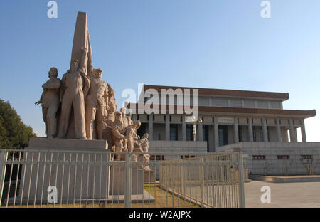 Revolutionäre Denkmal vor dem Mausoleum von Mao Zedong (Mao) auf dem Platz des Himmlischen Friedens, Peking. Tiananmen Platz, Mausoleum von Mao in Peking Stockfoto