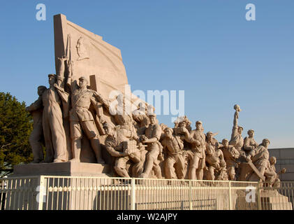 Revolutionäre Denkmal vor dem Mausoleum von Mao Zedong (Mao) auf dem Platz des Himmlischen Friedens, Peking. Tiananmen Platz, Mausoleum von Mao in Peking Stockfoto