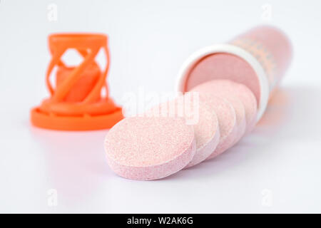 Löslichen Brausetabletten vitamin Tabletten verschüttete aus einer Plastikflasche auf einem weißen Hintergrund. Vitamine und Nahrungsergänzungsmittel. Health Care und medi Stockfoto