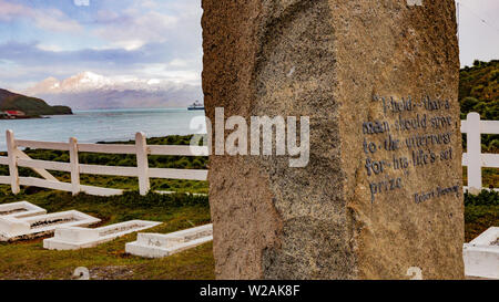 Das Grab Ernest Shackleton Südgeorgien grytviken. Granit Memorial mit Robert Browning Zitat in walfänger Friedhof und Blick auf die Bucht von Cumberland Stockfoto