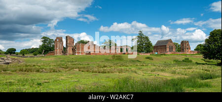 Blick auf die Ruinen von bradgate Haus (auch als Lady Jane Grey's House bekannt) in Bradgate Park, Leicestershire, England, Großbritannien Stockfoto