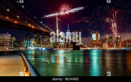 Bunte und lebendige Feuerwerk in der Dämmerung Skyline von Manhattan von der Brooklyn Bridge in New York City der Tag der Unabhängigkeit Stockfoto