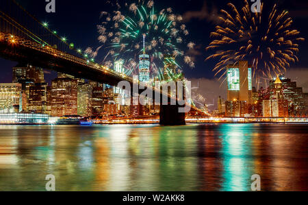 Brooklyn Bridge und die Skyline von Manhattan beleuchtete zu tollen Feuerwerk in Independence day New York City Stockfoto