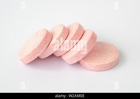 Stapel von löslichen Brausetabletten vitamin Tabletten auf einem weißen Hintergrund. Vitamine und Nahrungsergänzungsmittel. Gesundheit und Medizin. Vorderansicht. Stockfoto