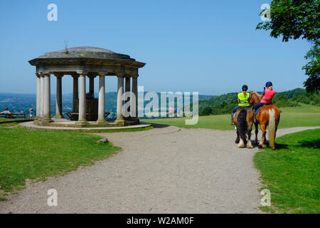 Die inglis Memorial Pavillion bei Colley Hill und lokalen Reiter bewundern die Aussicht, Reigate, Surrey. Stockfoto