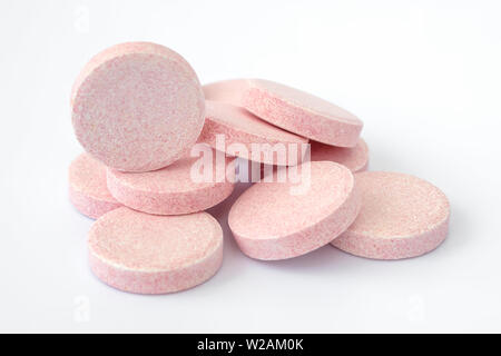 Haufen von löslichen Brausetabletten vitamin Tabletten auf einem weißen Hintergrund. Vitamine und Nahrungsergänzungsmittel. Gesundheit und Medizin. Vorderansicht. Stockfoto