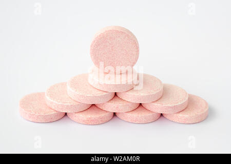 Pyramide von löslichen Brausetabletten vitamin Tabletten auf einem weißen Hintergrund. Vitamine und Nahrungsergänzungsmittel. Gesundheit und Medizin. Vorderansicht. Stockfoto
