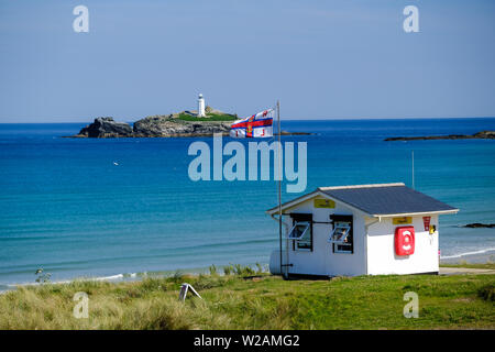 Die RNLI Lifeguards Station mit Blick auf godrevy auf dem South West Coast Path in Cornwall. Stockfoto