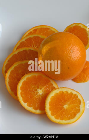 In der Nähe von Orange Slices auf weiße Platte Stockfoto