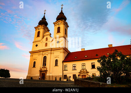 Tihany, Ungarn. Abtei Tihany ist ein Kloster der Benediktiner bei Sonnenuntergang mit Schritten in Ungarn. Farbenfroher sonnenuntergang himmel, beliebte Sehenswürdigkeit Stockfoto