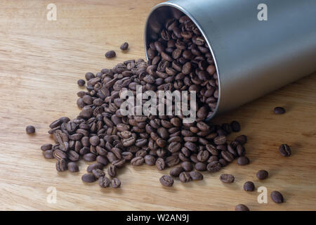 Kaffee Bohnen Verschütten aus einem rohrförmigen Metallbehälter Stockfoto