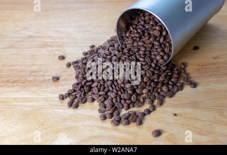 Kaffee Bohnen Verschütten aus einem rohrförmigen Metallbehälter Stockfoto