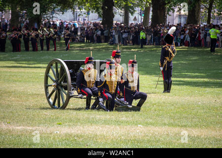 Dieses Foto zeigt die 21 Gun Salute für Präsident Trumpf im Green Park, der von der King's Troop Royal Horse artillery am 03/06/19. Stockfoto