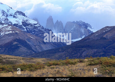 Wildes Wetter auf dem Gipfel von Las Torres im Nationalpark Torres del Paine, Magallanes in chilenischem Patagonien. Stockfoto