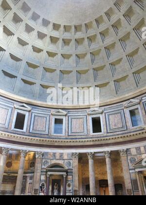 Innenansicht des Pantheon in Rom, in dem die internen Spalten, Artwork und hohen, gewölbten Dach; eine der touristischen Attraktionen für das antike Rom Stockfoto