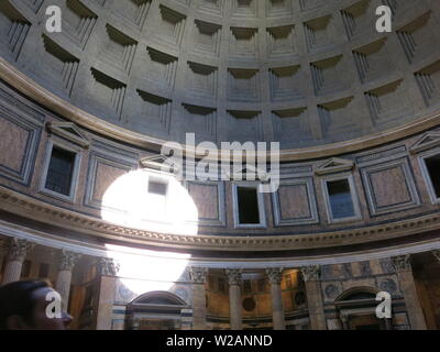 Der Kreis der Sonnenlicht ist eine herrliche helle Halo auf der Wand des Pantheon, beleuchtet durch die offene Dome im Dach; Top ten Website für Touristen Stockfoto