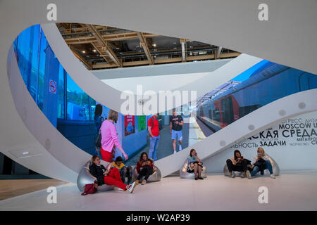 Moskau, Russland. 7. Juli 2019: die Besucher der Ausstellung "Moskau. Die Stadt verändert sich für Sie in während der Moskauer städtischen Forum 2019 in der Ausstellungshalle 'Manege' im Zentrum von Moskau, Russland Stockfoto