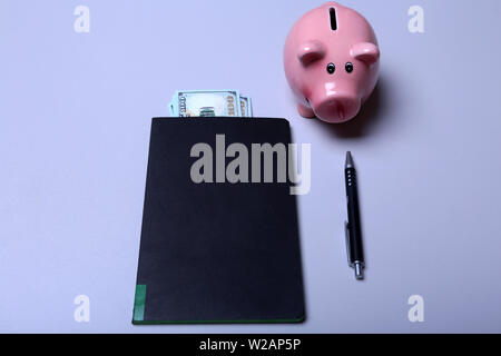 Sparschwein Stil Geld auf Hintergrund mit Geld amerikanischen Hundert-Euro-Scheine Stockfoto