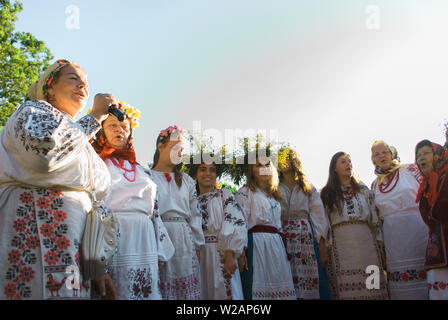 Kiew, Ukraine - Jul 6, 2019. Slawischen feiern von Ivana Kupala. Menschen zur Teilnahme an der Feier auf dem Ivan Kupala Urlaub im feofaniya Par Stockfoto