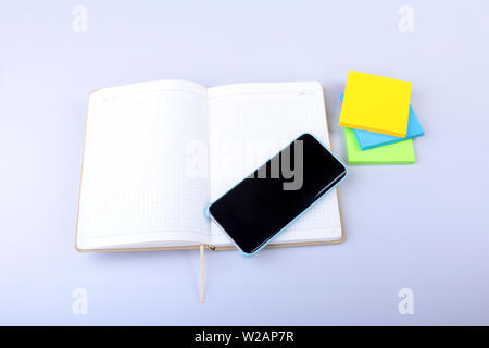 Öffnen Sie notepad Weiß mit bunten klebrige Erinnerungen Stockfoto