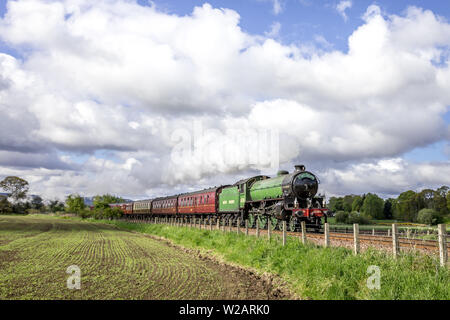 LNER "B1" 4-6-0 Nr. 61306 'Mayflower' geht in der Nähe von Beauly mit der "Highlands and Islands" Reise nach Dunrobin Castle - 11. Mai 2019 Stockfoto