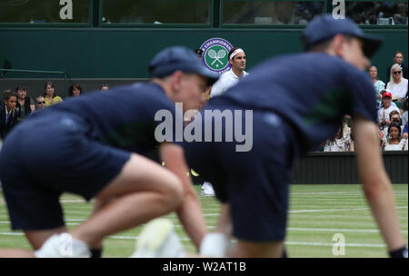 London, Großbritannien. 06 Juli, 2019. Roger Federer (hinter zwei Jungen), Ball spielen Lucas Pouille am Tag sechs an der Wimbledon Championships Tennis, Wimbledon, London am 6. Juli 2019 Credit: Paul Marriott/Alamy leben Nachrichten Stockfoto