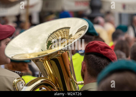 Trompeter, die sich an der Fronleichnamsprozession auf dem Marktplatz von Krakau Altstadt, Polen. Die Gebäude sind in Trompete wider. Stockfoto