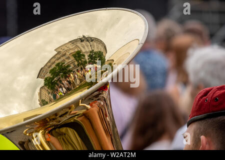 Trompeter, die sich an der Fronleichnamsprozession auf dem Marktplatz von Krakau Altstadt, Polen. Die Gebäude sind in Trompete wider. Stockfoto