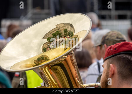 Trompeter, die sich an der Fronleichnamsprozession auf dem Marktplatz von Krakau Altstadt, Polen. Die Gebäude sind in Trompete wider. Stockfoto