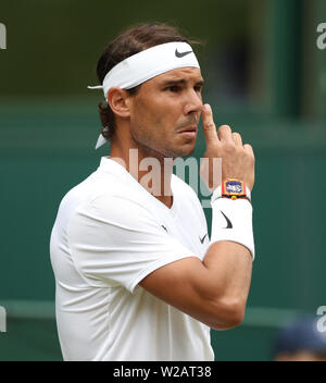 London, Großbritannien. 06 Juli, 2019. Rafael Nadal (ESP) mit seiner Uhr an Tag sechs an der Wimbledon Championships Tennis, Wimbledon, London am 6. Juli 2019 Credit: Paul Marriott/Alamy leben Nachrichten Stockfoto