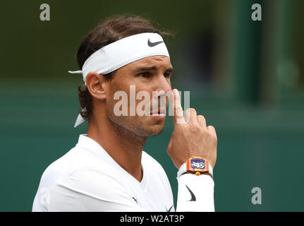 London, Großbritannien. 06 Juli, 2019. Rafael Nadal (ESP) mit seiner Uhr an Tag sechs an der Wimbledon Championships Tennis, Wimbledon, London am 6. Juli 2019 Credit: Paul Marriott/Alamy leben Nachrichten Stockfoto