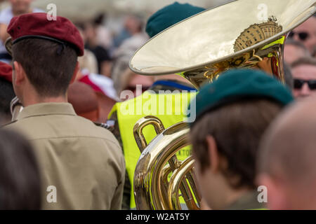 Trompeter, die sich an der Fronleichnamsprozession auf dem Marktplatz von Krakau Altstadt, Polen. Die Gebäude sind in Trompete wider. Stockfoto